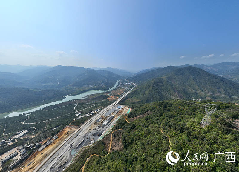 建设中的田西高速公路。人民网 付华周摄