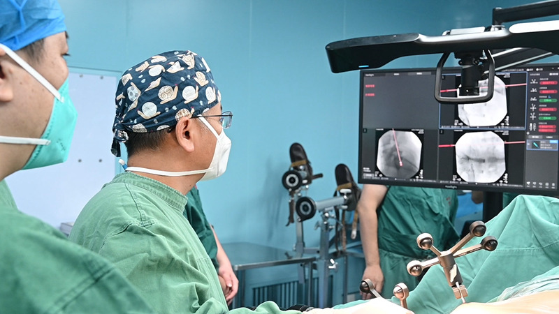 图为医生借助智能可视化机器人实施手术。柳州市人民医院供图