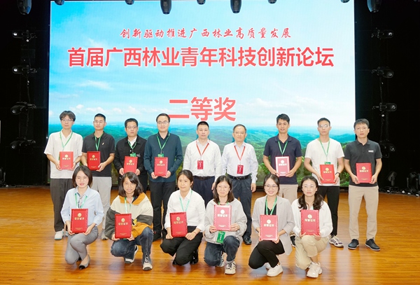 二等獎獲得者與頒獎嘉賓合影。楊海健攝