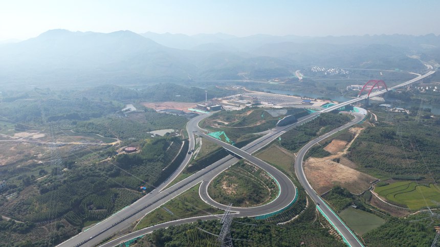 建設中的巴馬至田東高速公路。百色市交通運輸局供圖