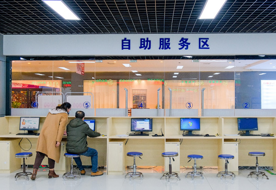 西乡塘区行政审批局自助服区。