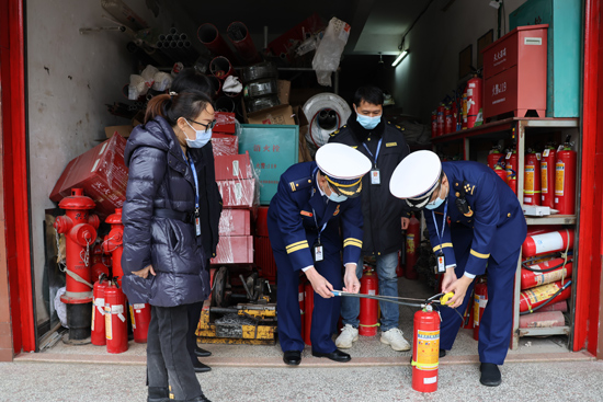 檢查滅火器是否正規。桂林市消防救援支隊供圖