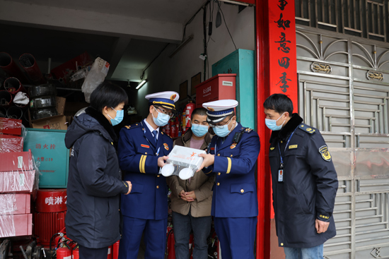 檢查消防應急燈真偽。桂林市消防救援支隊供圖