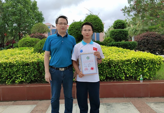 合浦县山口中学的孔维嘉同学（右）获第二届广西科技创新自治区主席提名奖。