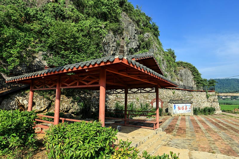 保安村上卜练屯庭院。