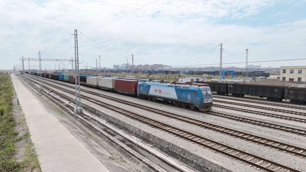 图为列车满载货物，在钦州港东站整装待发。（宋驰 摄）.jpg