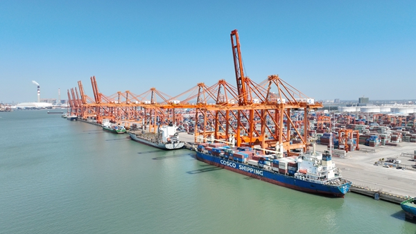图为装满集装箱货物的轮船停靠在钦州港码头。（陈磊 摄）.jpg