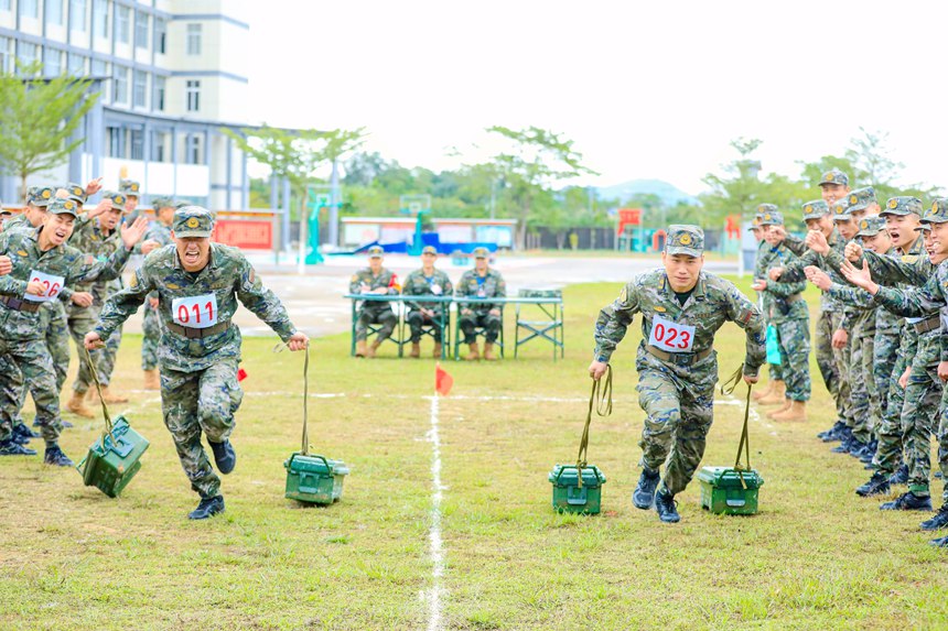 参赛官兵进行负重组合练习比武考核。