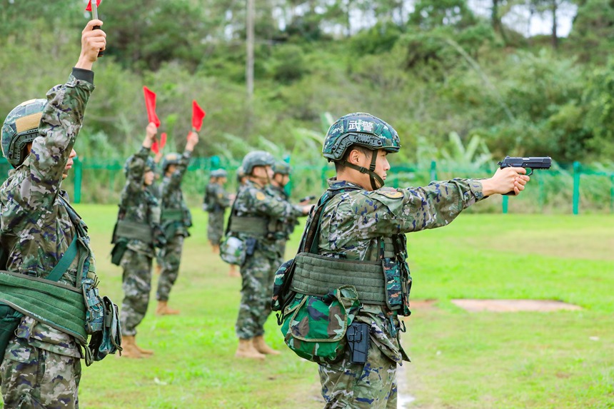 参赛官兵进行手枪精度射击考核。
