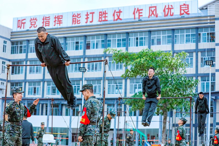参赛官兵进行器械考核。