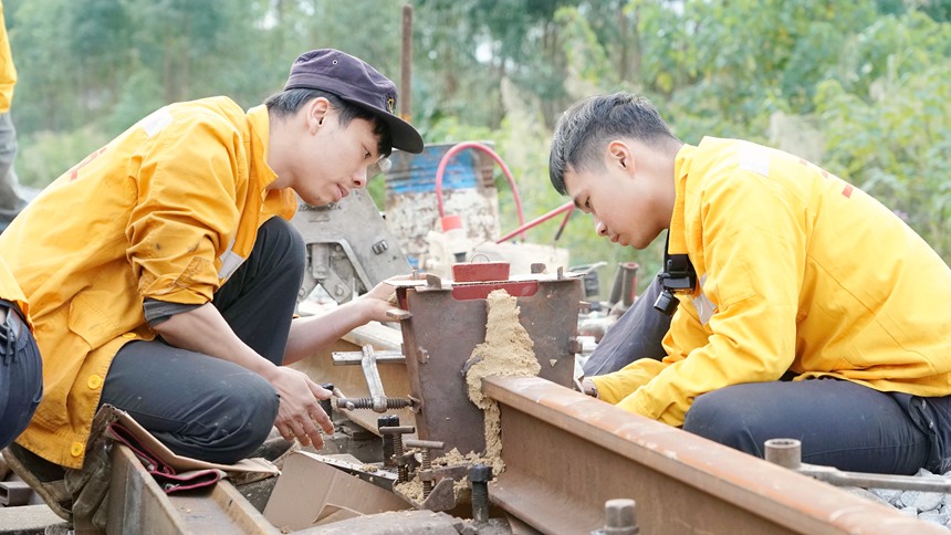 玉林工务段职工进行钢轨铝热焊接装 模、装箱、封箱、结实等流程作业。谭育俊摄