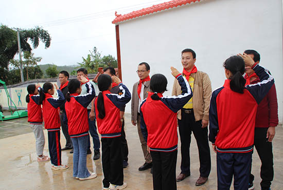 接受桐棉镇那么小学少先队员佩戴红领巾1.jpg