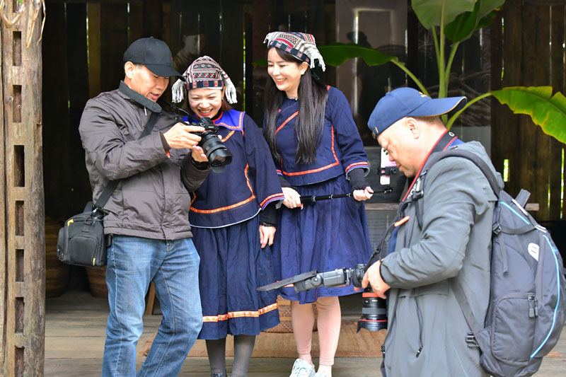 新媒体代表在现场交流拍摄成果。赵学政摄