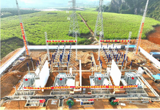 那敏牵引变电所220千伏牵引变压器安装就位。牛韩青摄