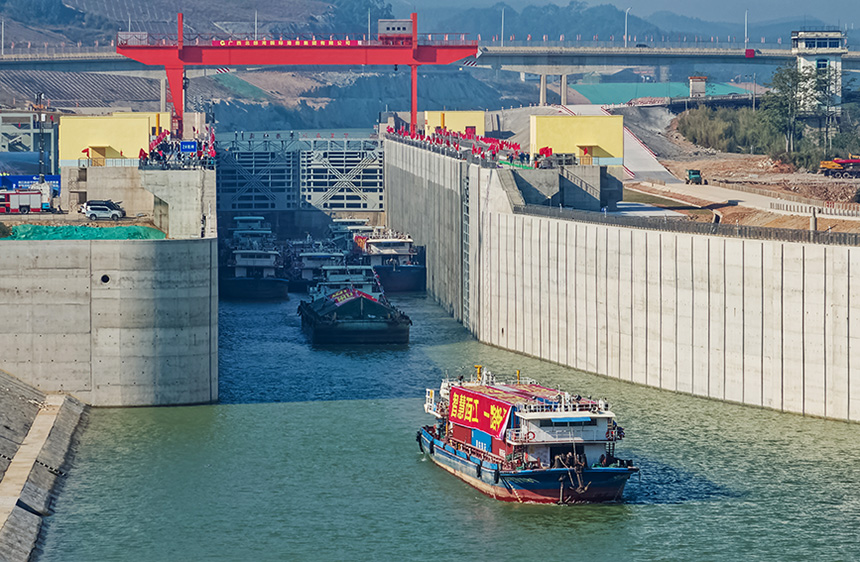 12月15日上午，廣西西津水利樞紐二線船閘工程正式通航。