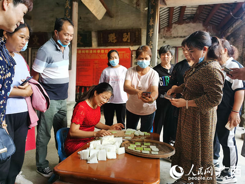 人们在高山村古民居参观学习玉林茶泡制作。人民网 付华周摄