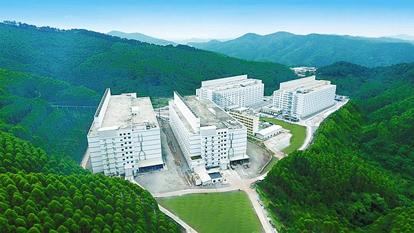 扬翔桂妃山智能化楼房猪场