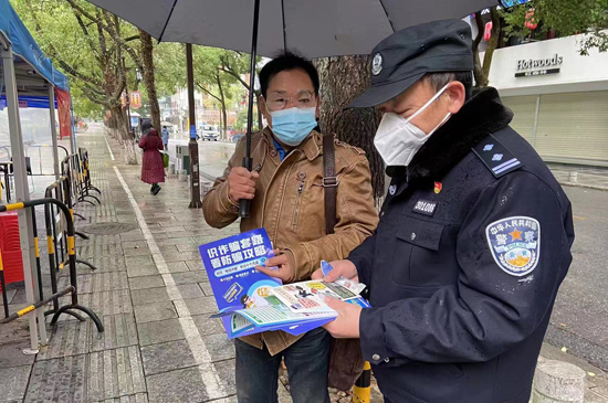 民警在路面開展反詐宣傳。桂林市公安局供圖