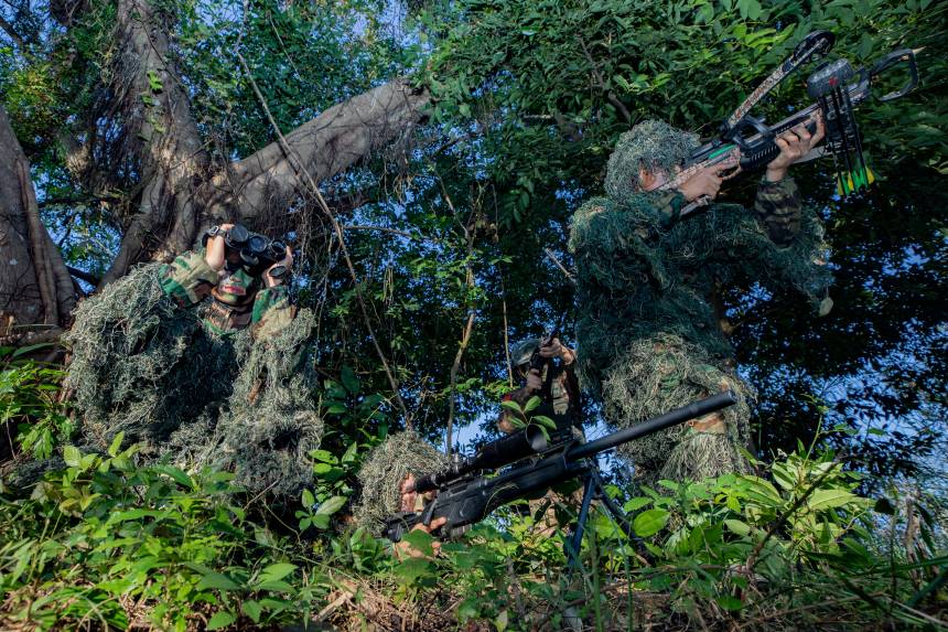 狙擊小組掩護隊友追擊目標。武警廣西總隊供圖