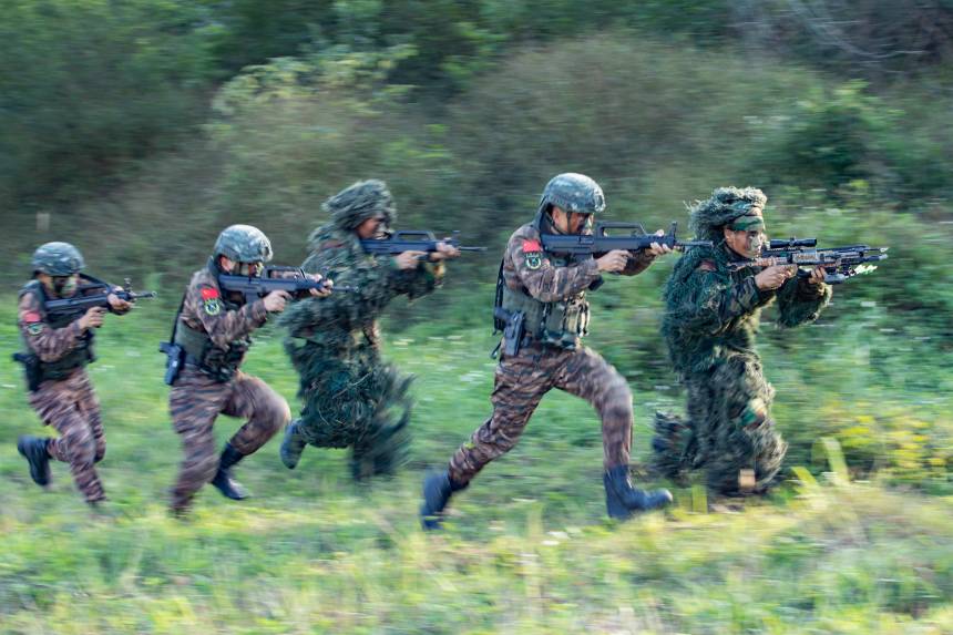 特戰隊員快速追擊目標。武警廣西總隊供圖