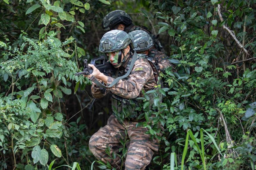 特戰隊員在密林深處搜索目標。武警廣西總隊供圖