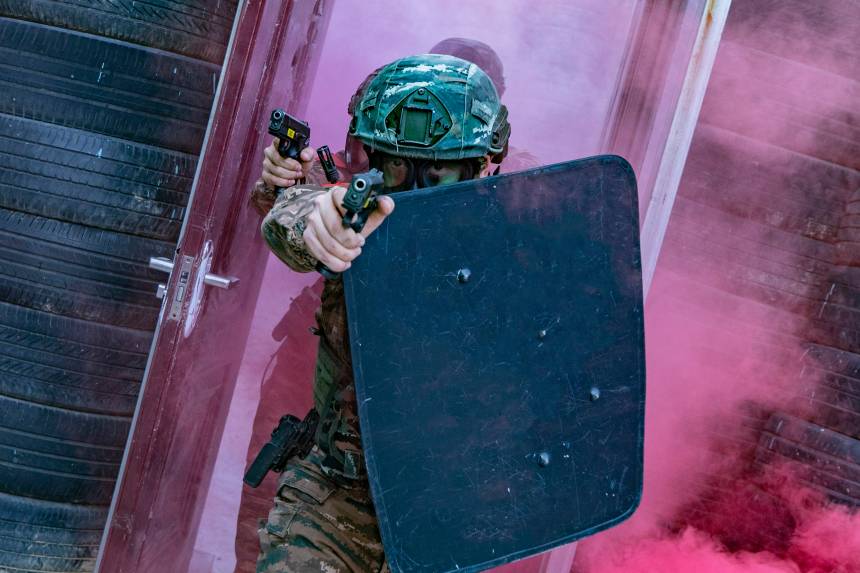 特戰隊員在房屋內搜索目標。武警廣西總隊供圖