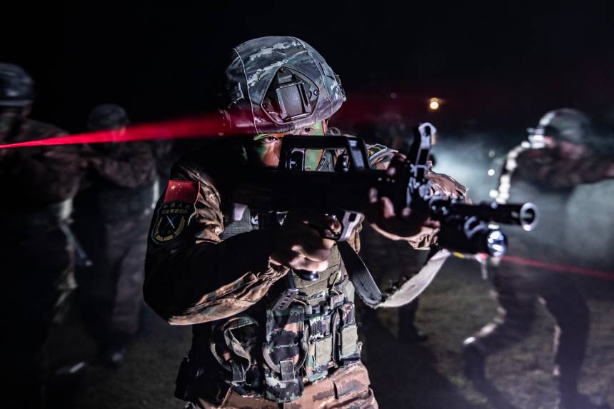 特戰隊員掩護隊友追擊目標。武警廣西總隊供圖