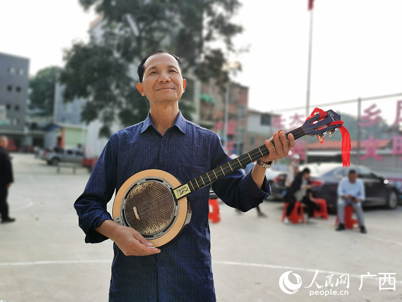 八索八音非遗传承人王世文现场即兴弹奏。人民网 付华周摄