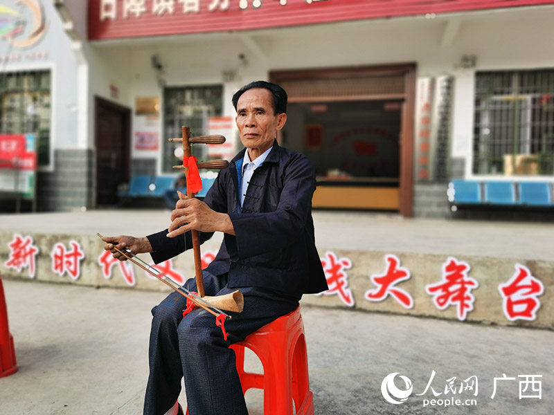 乐手演奏马骨胡。人民网付华周摄