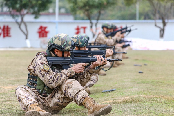 特战队员进行步枪多种姿势射击。