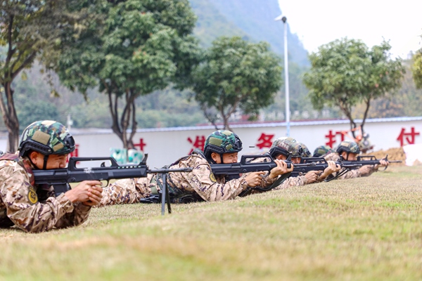 特战队员进行小组协同射击。