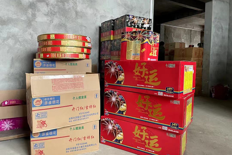 开展烟花爆竹专项整治。韦彩明摄