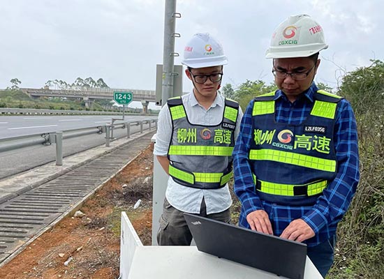 图为机电技术员现场调试新增监控.jpg