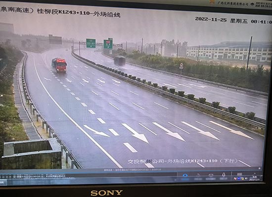 图为安装监控设备后的桂柳路雒容匝道.jpg