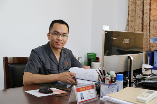 陈志成在工作中。潘晓丹摄