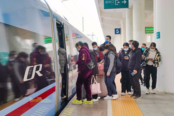 国铁南宁局百色站旅客正在有序乘车。秦塬棋摄