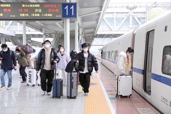 国铁南宁局桂林车站站台上旅客正准备上车。李洪锐摄