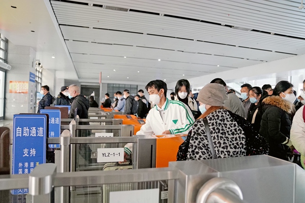 国铁南宁局玉林站组织旅客有序进站。白珏翠摄