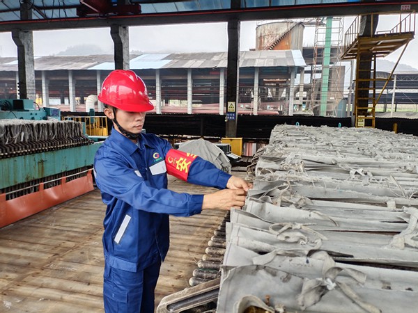 梁开富在压滤车间工作现场。广西大锰集团供图
