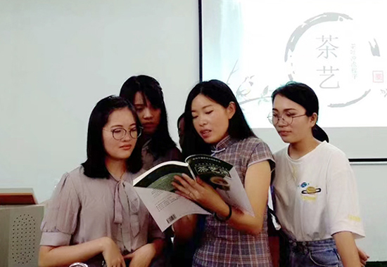 黄秀玉老师（右二）课后指导学生。贺州市职业教育发展中心供图