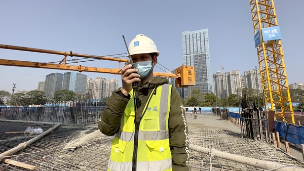 管理人员正在指挥塔吊工作。陈秋宇摄