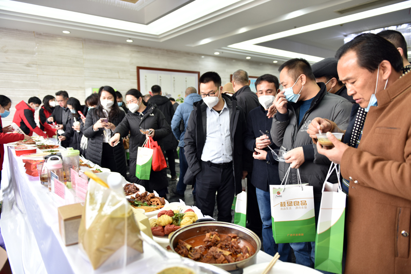 发布会现场展示的预制菜新品，琳琅满目。广西农垦集团供图