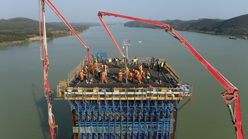 飞龙大桥0号块0-1节段浇筑。曹传奇摄