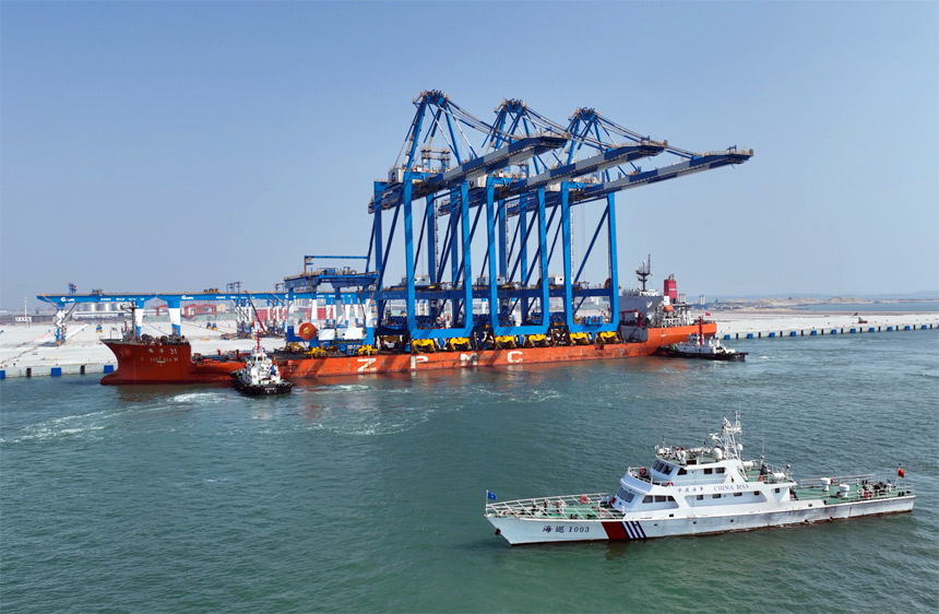 载运着3台超大型集装箱码头岸桥和1台轨道吊的特种运输船“振华31”轮安全靠泊钦州港。