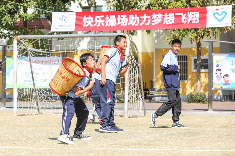 雷江小学趣味民族体育运动会上的背篓接绣球环节。