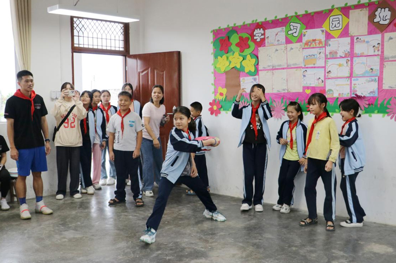 旺山小学湴垌分校教室里的飞盘课堂。