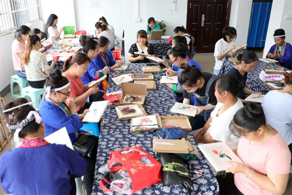 三江县粤桂劳务协作项目“广绣”培训班学员在学习刺绣