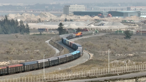 2023年首列年货班列正在驶出钦州铁路集装箱中心站。赵艺博摄