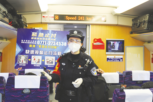 民警向旅客推广“紧急止付”电话。通讯员胡宏摄