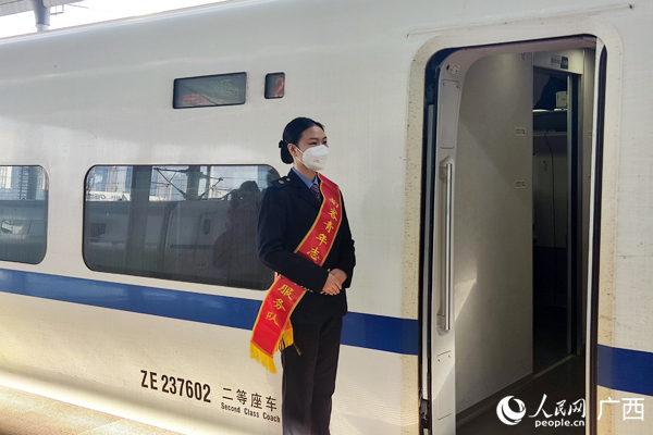 工作人员等待旅客乘车。人民网记者 王勇摄